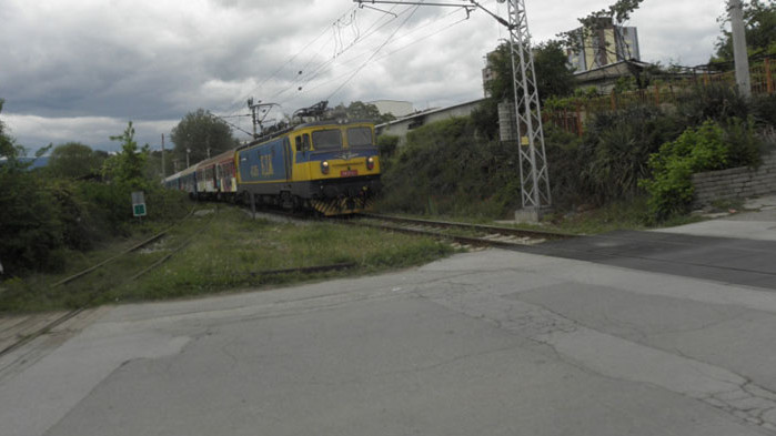 Влак блъсна тир на жп прелез край Мездра
